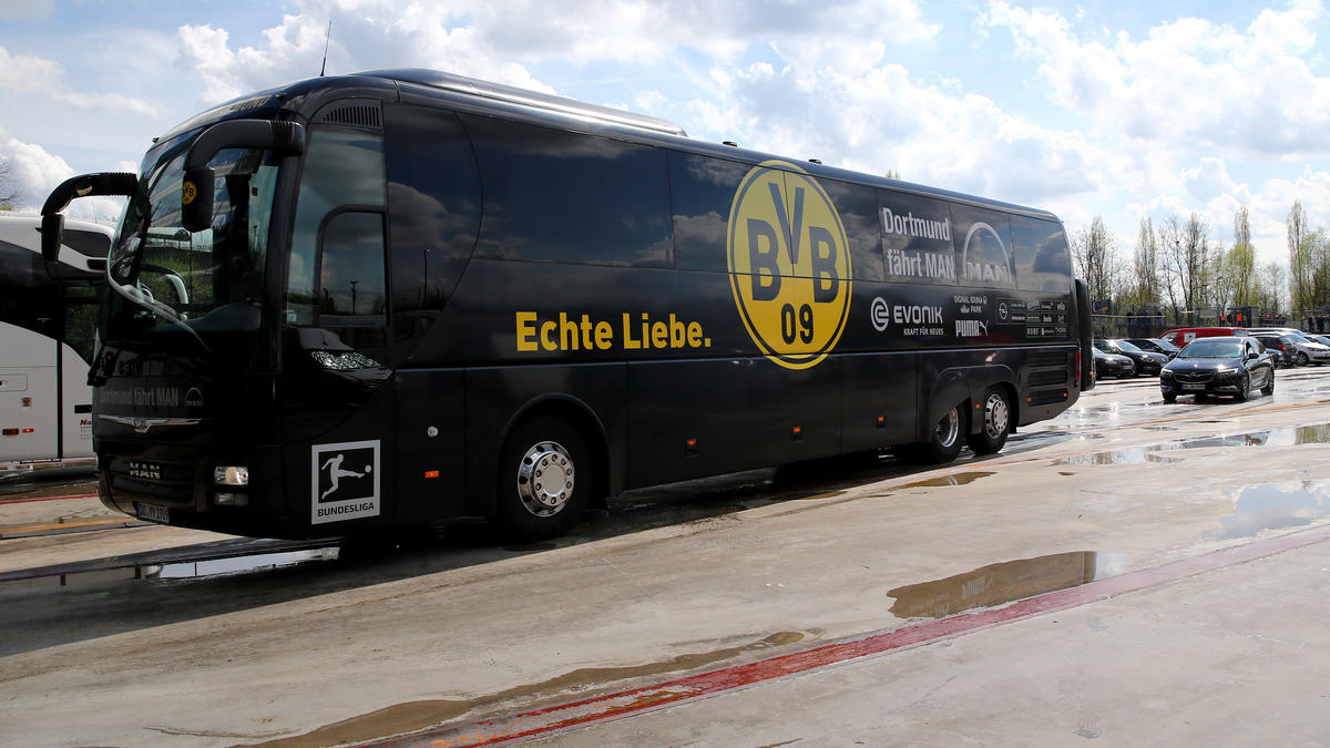 Der Mannschaftsbus des BVB ist in Freiburg steckengeblieben Der Mannschaftsbus des BVB ist in Freiburg steckengeblieben