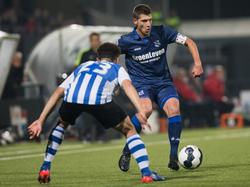 Stijn Schaars (r.) dribbelt aanvallend, waardoor Kyle De Silva (l.) de verdedigende stellingen moet innemen. (27-10-2016)