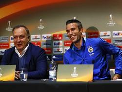 Fenerbahçe-trainer Dick Advocaat (l.) en Robin van Persie kunnen lachen tijdens de persconferentie in aanloop naar het Europa League-duel met Manchester United (19-10-2016).