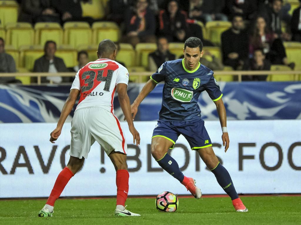 Anwar El Ghazi (r.) zoekt tegenstander Abdou Diallo (l.) op met de bal aan de voet. (04-04-2017)
