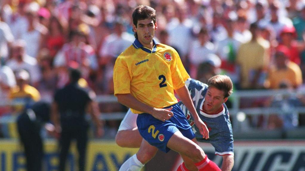 Andrés Escobar (l.) und Eric Wynalda während des WM-Spiels zwischen Kolumbien und den USA im Juli 1994 Andrés Escobar (l.) und Eric Wynalda während des WM-Spiels zwischen Kolumbien und den USA im Juli 1994