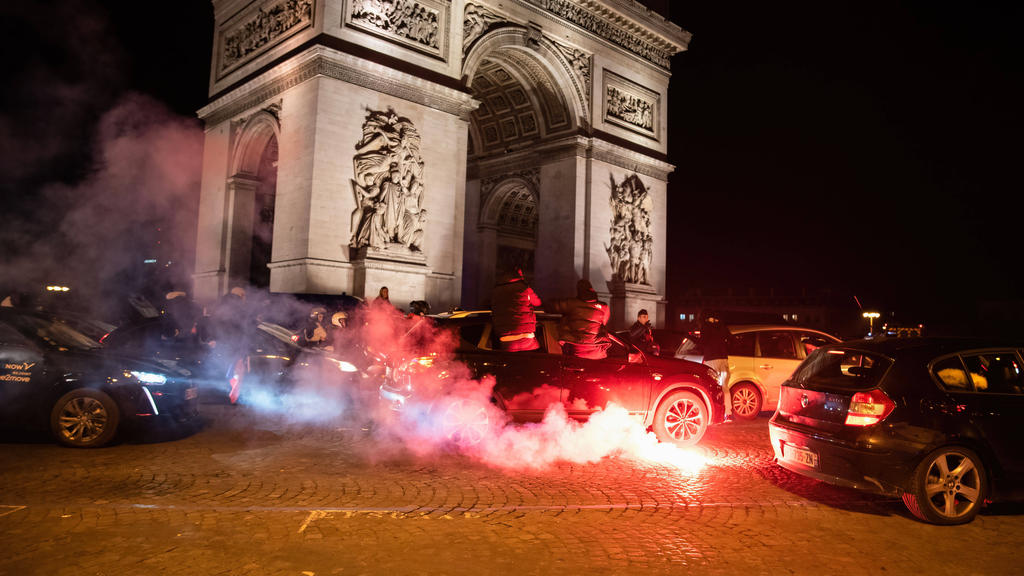 Am Arc de Triomphe in Paris zündeten Fans Leuchtfeuer