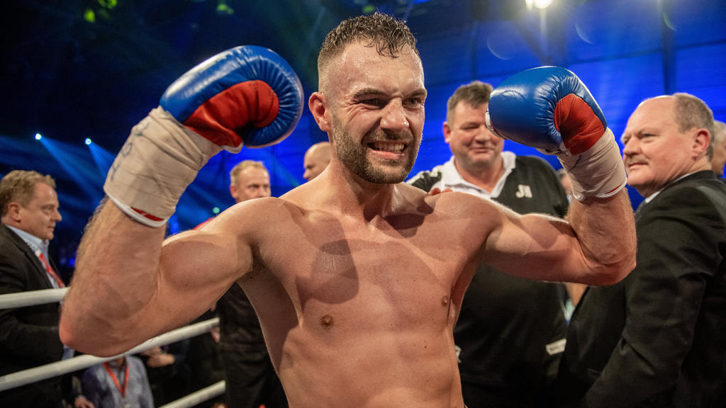 Dominic Bösel wird seine WM-Titel erstmals Ende März verteidigen Dominic Bösel wird seine WM-Titel erstmals Ende März verteidigen