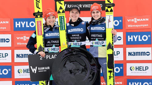 Ema Klinec (M.) war die strahlende Siegerin in Vikersund