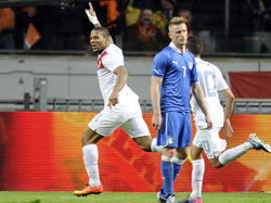 Jeremain Lens (li.) bejubelt sein 1:0 im Freundschaftsspiel gegen Italien, Ignazio Abate (m.) ist bedient. Es reicht für die Niederländer aber wieder nicht zum Heimsieg gegen die Azzurri. Das Spiel endet 1:1. (6.2.2013)