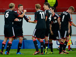 Bayer Leverkusens Spieler bejubeln einen Sieg in letzter Sekunde
