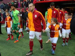 Als aanvoerder van Galatasaray loopt Wesley Sneijder, samen met de mascotte, het veld op. Zijn ploeg speelt het duel met Belediyespor. (20-12-2015)