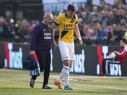 Menno Koch moet gedwongen het veld verlaten tijdens de competitiewedstrijd Feyenoord - NAC Breda. De verdediger heeft last van zijn knie en kan niet verder. (08-03-2015)