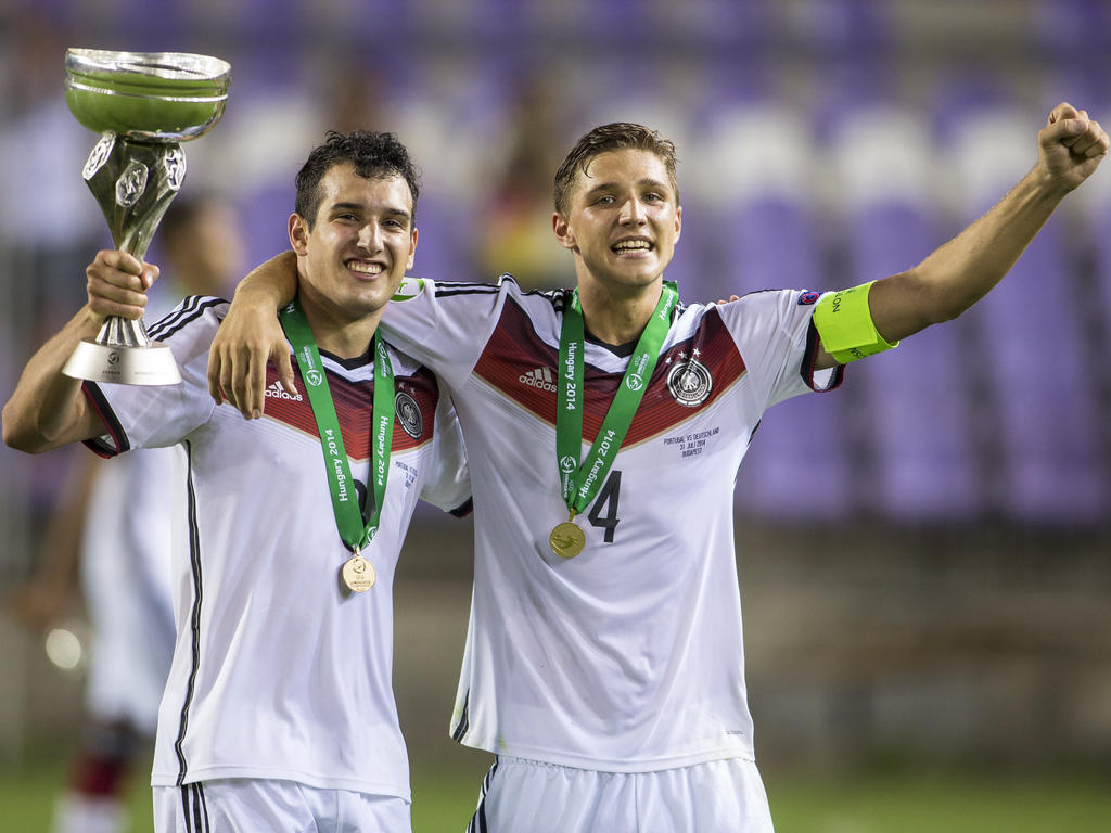 Levin Öztunali (l.) und Kapitän Niklas Stark präsentieren den Pokal für den Gewinn der U19-Europameisterschaft