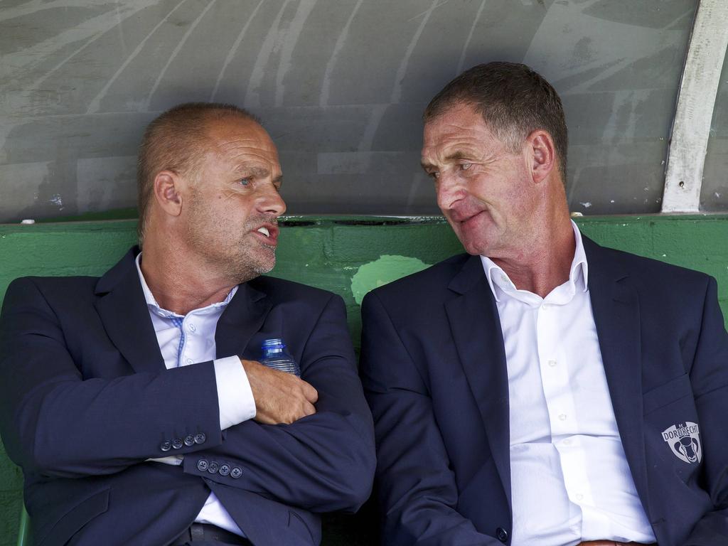 FC Dordrecht-trainer Ernie Brandts (r.) voert overleg met technisch directeur Marco Boogers (l.) tijdens het duel tussen FC Dordrecht en NAC Breda. (14-09-2014)