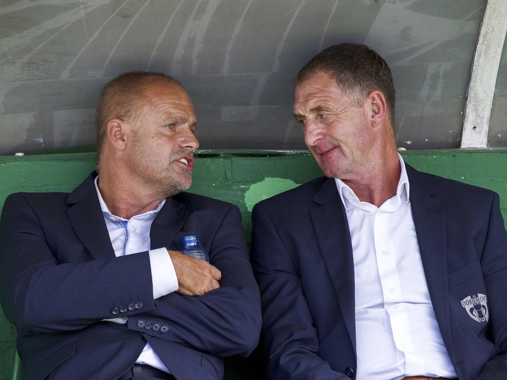 Marco Boogers (l.) in gesprek met de inmiddels ontslagen Ernie Brandts (r.). Zijn opvolger Jan Everse wist Dordrecht ook niet in de Eredivisie te houden.