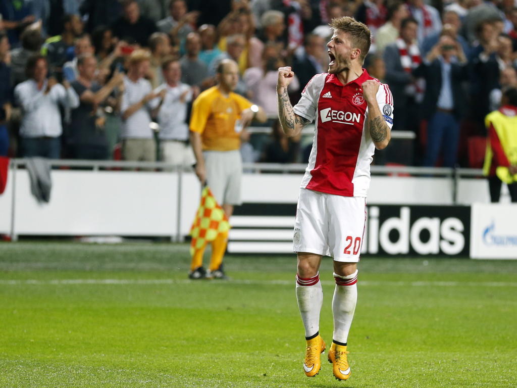 Lasse Schöne viert de gelijkmaker (1-1) van Ajax in het Champions League-duel met Paris Saint-Germain. (17-9-2014)