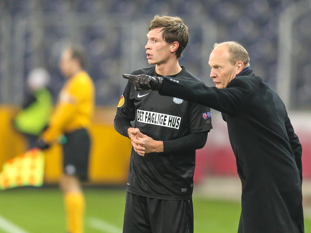 Ryan Laursen (l.) krijgt aanwijzingen van Niels Frederiksen in het Europa League-duel van Esbjerg met Red Bull Salzburg. (12-12-2013)