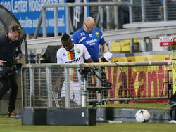 Wilfried Kanon (m.) mag in de competitiewedstrijd NAC Breda - ADO Den Haag al vroeg de kleedkamers opzoeken. De verdediger van de uitploeg krijgt in de negende minuut een rode kaart. (18-10-2014)