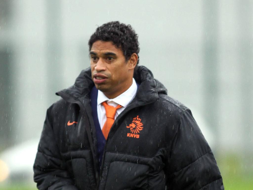 Micheal Reiziger als assistent van Oranje onder 17 voor de wedstrijd tegen Servië. (22-10-14)