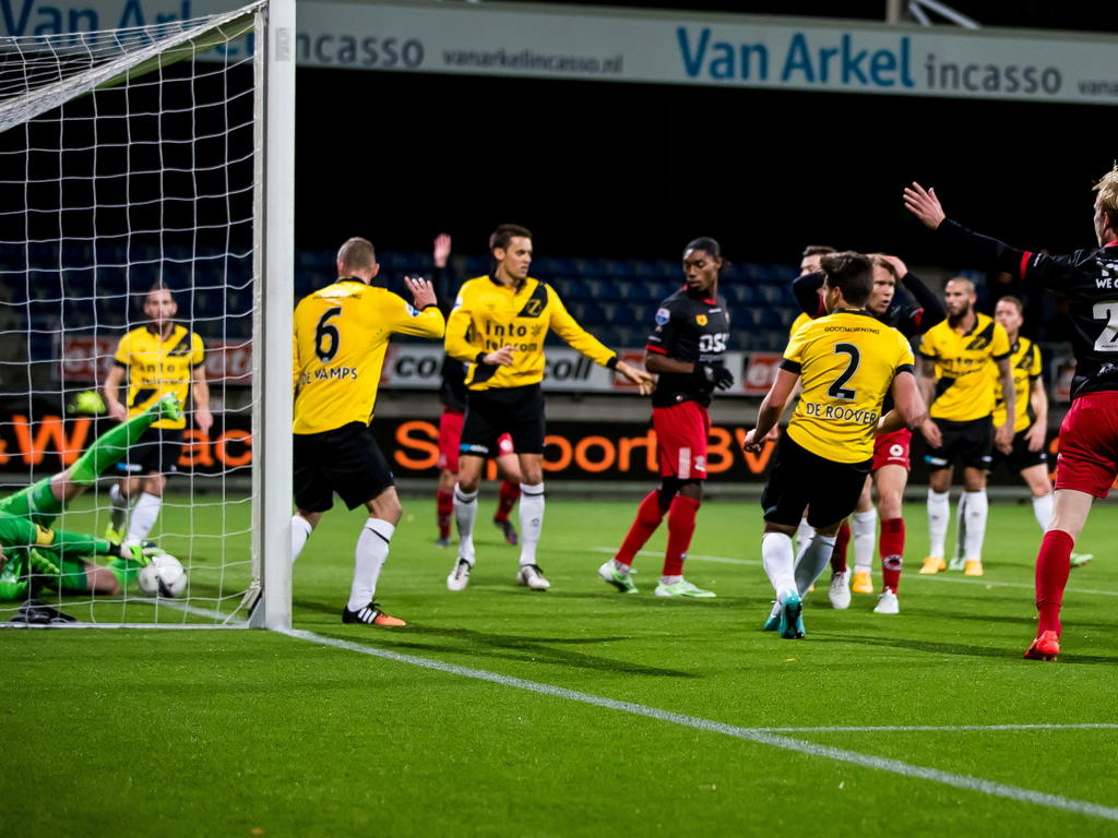 Volgens de arbitrage tijdens Excelsior - NAC Breda in de achtste finale van de KNVB beker zou deze bal de doellijn zijn gepasseerd. (18-12-2014).