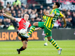 Jordy Clasie probeert de bal weg te tikken voordat ADO Den Haag-speler Roland Alberg de bal afpakt (01-02-2015).
