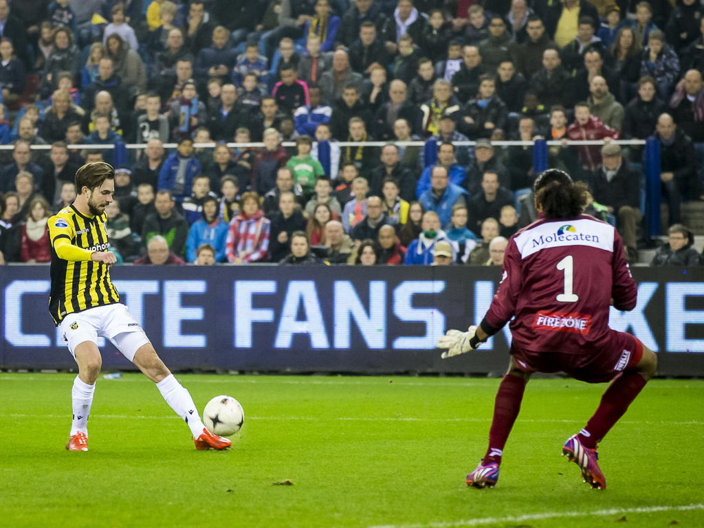 Davy Pröpper (l.) maakt zich klaar om het doel onder vuur te nemen in de thuiswedstrijd tegen PEC Zwolle. Warner Hahn maakt zich klaar voor de redding, maar moet de 2-1 slikken. (28-02-2015) Davy Pröpper (l.) maakt zich klaar om het doel onder vuur te nemen in de thuiswedstrijd tegen PEC Zwolle. Warner Hahn maakt zich klaar voor de redding, maar moet de 2-1 slikken. (28-02-2015)