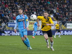 Miloš Zukanović (r.) van NAC Breda is te laat voor de bal. Jordens Peters van Willem II kijkt toe (l.) (25-01-2015)