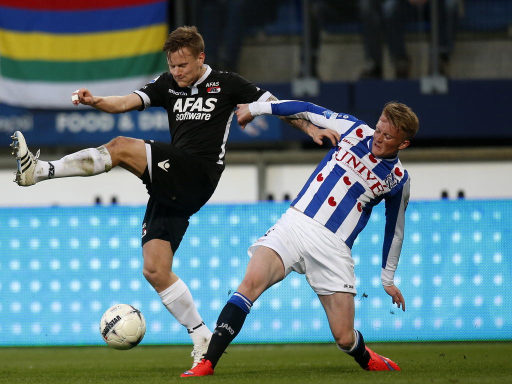 AZ speler Mattias Johansson (l.) met SC Heerenveen speler Sam Larsson (r.). (11-04-2015)