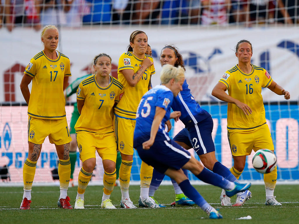 La americana Megan Rapinoe lanza una falta en el partido ante Suecia. (Foto: Getty)