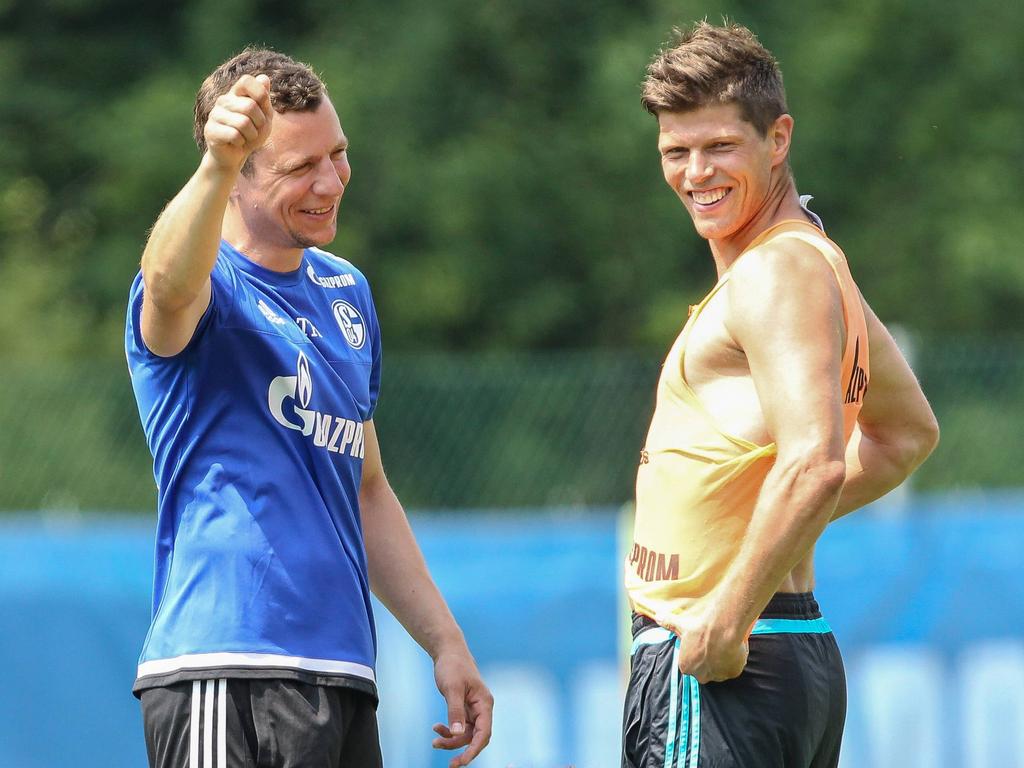Klaas-Jan Huntelaar geniet zichtbaar tijdens de training van Schalke 04 in voorbereiding op het nieuwe seizoen. Hier is hij in gesprek met de fysiotherapeut. (08-07-2015) Klaas-Jan Huntelaar geniet zichtbaar tijdens de training van Schalke 04 in voorbereiding op het nieuwe seizoen. Hier is hij in gesprek met de fysiotherapeut. (08-07-2015)