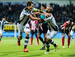 Mark-Jan Fledderus (l.) en Iliass Bel Hassani (r.) vieren de 1-1 tijdens Heracles Almelo - PSV. (19-09-2015)