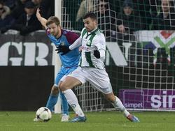 Dino Islamović (r.) probeert Jan-Arie van der Heijden van zich af te zetten in strijd om de bal tijdens FC Groningen - Vitesse. (14-12-2014)