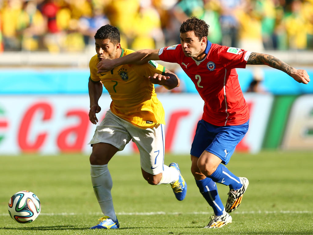 El chileno Mena (drch.) disputa un balón con Hulk en el Mundial de 2014. (Foto: Getty)