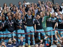Na de overwinning op Feyenoord is de Johan Cruijff Schaal prooi voor PSV. Aanvoerder Luuk de Jong mag de schaal omhoog houden. (31-07-2016)
