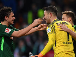 Jirí Pavlenka (M.) will mit Werder Bremen die Klasse halten