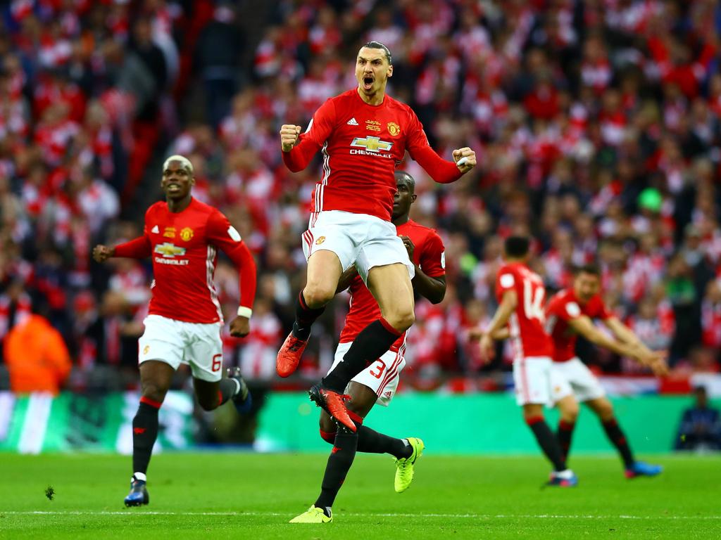 Zlatan Ibrahimović (m.) schreeuwt het uit na zijn 1-0 in de finale van de League Cup tegen Southampton. Paul Pogba (l.) juicht mee. (26-02-2016)