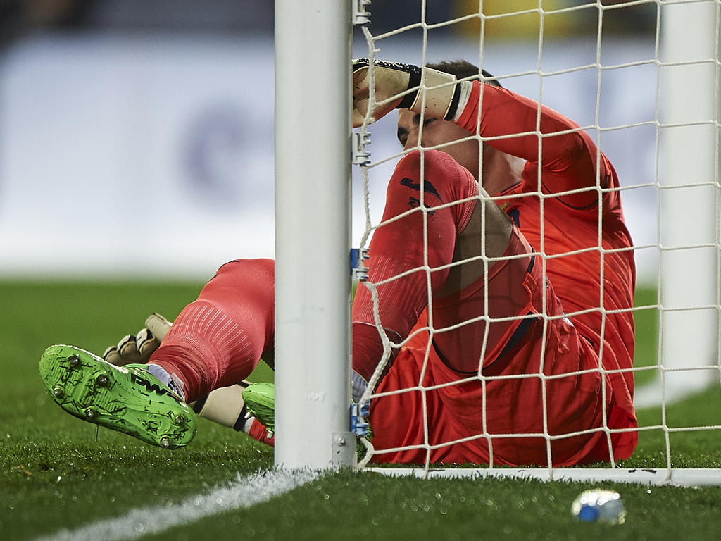 Asenjo se lesionó tras efectuar una parada a un remate del francés Benzema. (Foto: Getty)