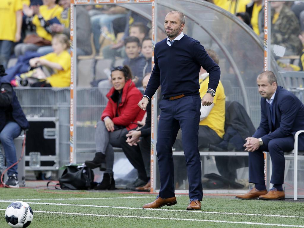 VVV-Venlo-trainer Maurice Steijn leeft mee met zijn ploeg tijdens het competitieduel met FC Emmen (17-04-2017).