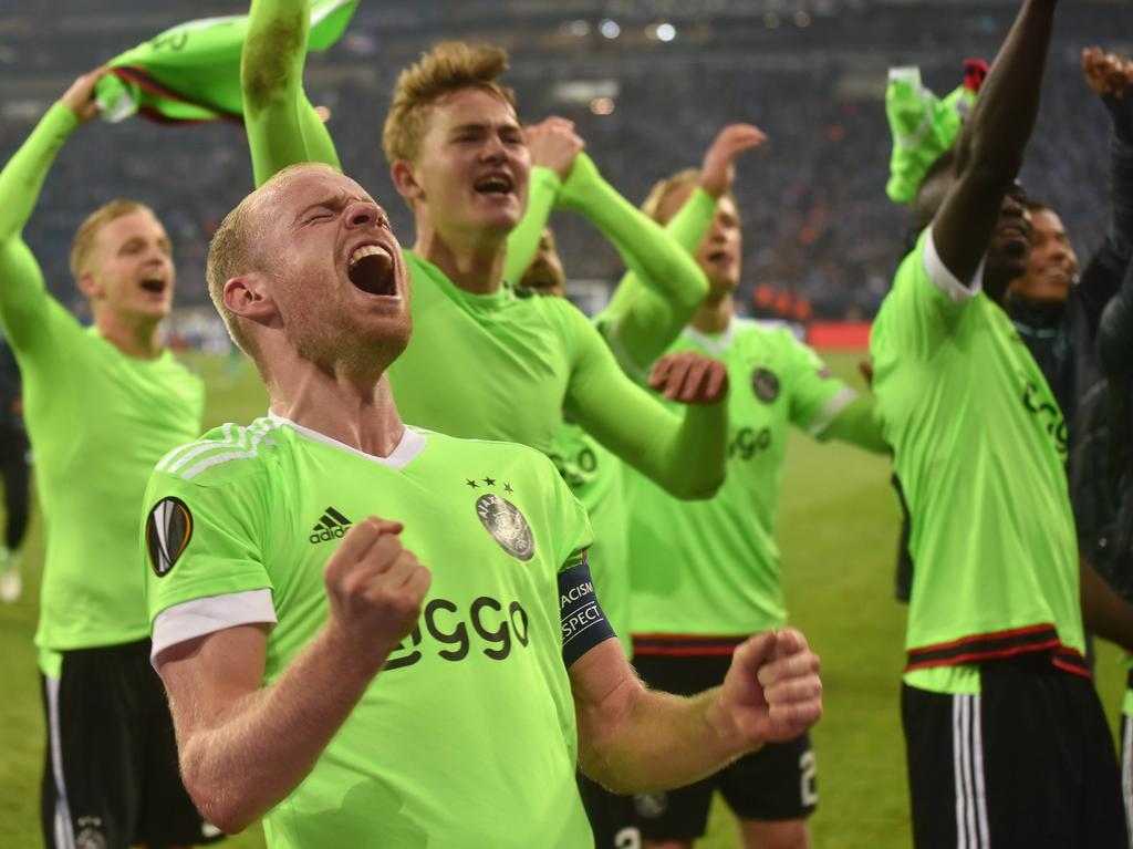 Intense vreugde bij Donny van de Beek, Davy Klaassen en Matthijs de Ligt (v.l.n.r.) nadat Ajax ten koste van Schalke 04 de halve finale heeft bereikt. (20-04-2017)