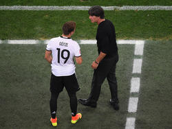 Joachim Löw (r.) lässt offen, ob er gegen Frankreich auf Mario Götze setzt