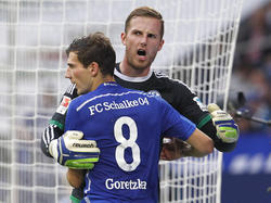 Haben ein intensives Gespräch geführt: Fährmann (hinten) und Goretzka