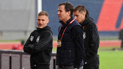 Joshua Kimmich (l.) erhält Rückendeckung von Oliver Bierhoff (M.)