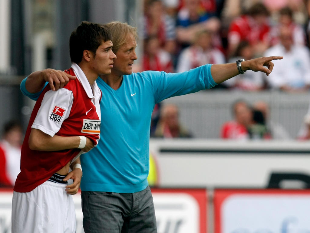 Roman Neustädter (izq.) recibe instrucciones de Jørn Andersen cuando dirigía al Mainz. (Foto: Getty)