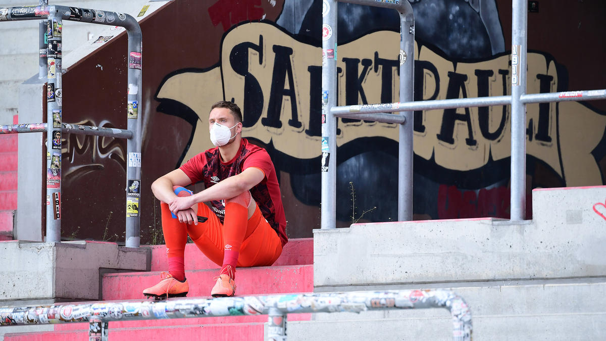 Christian Mathenia hatte in der Partie beim FC St. Pauli die Rote Karte gesehen Christian Mathenia hatte in der Partie beim FC St. Pauli die Rote Karte gesehen