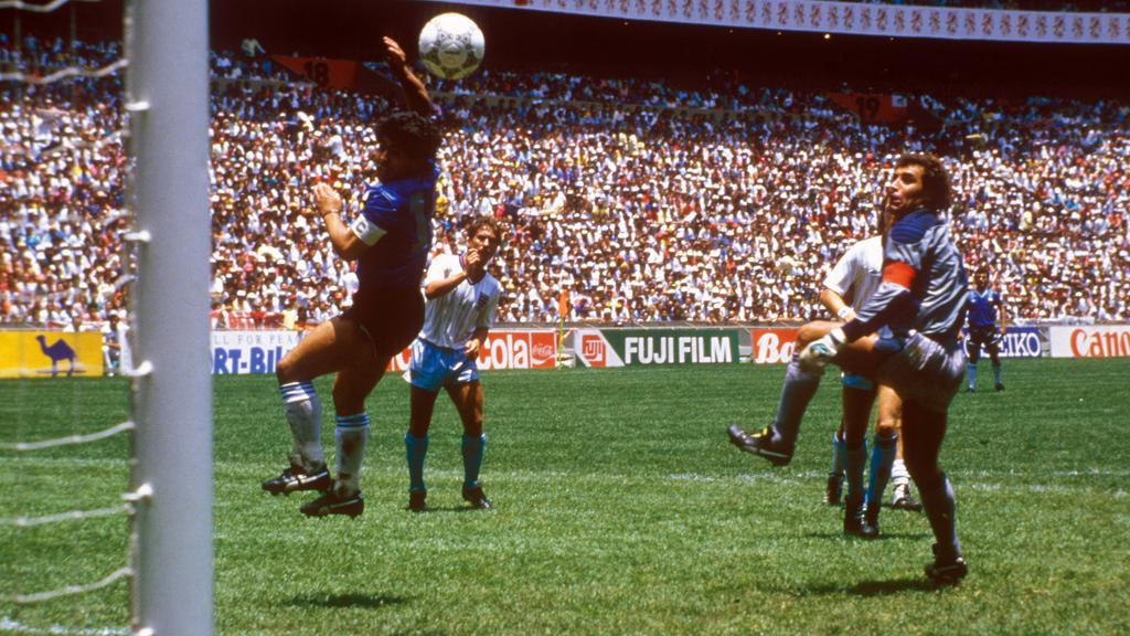 Fußballgeschichte: Diego Maradona überlistet mit der Fußballgeschichte: Diego Maradona überlistet mit der