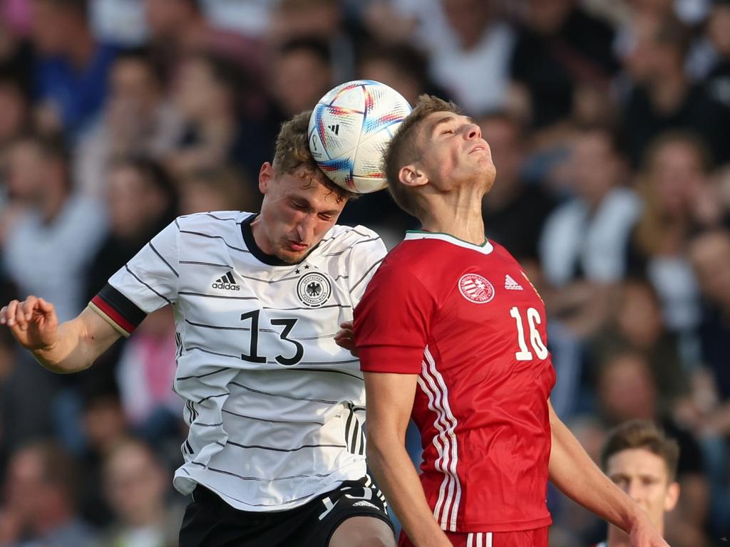 Deutschlands Patrick Osterhage (l) bei einem Länderspiel der U21 gegen Ungarn.