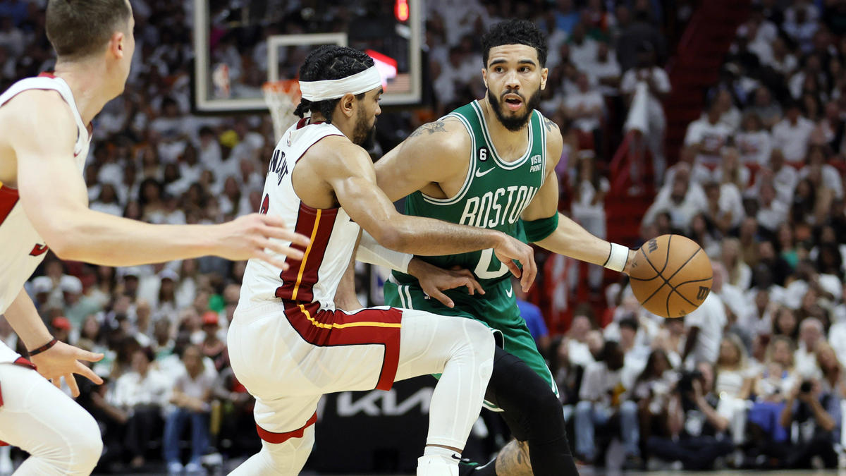 Jayson Tatum (r.) war mit 31 Punkten der beste Werfer der Boston Celtics