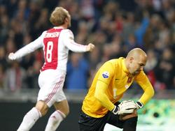 Nikolay Mihaylov (r.) wordt door Christian Eriksen gepasseerd vanaf de stip in de competitiewedstrijd Ajax - FC Twente. (29-09-2012)