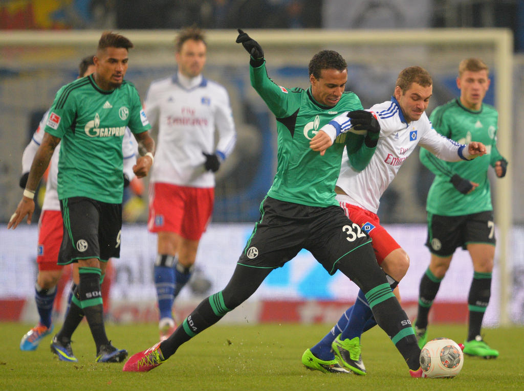 Pierre-Michel Lasogga (r.) im Zweikampf mit Schalkes Joel Matip Pierre-Michel Lasogga (r.) im Zweikampf mit Schalkes Joel Matip