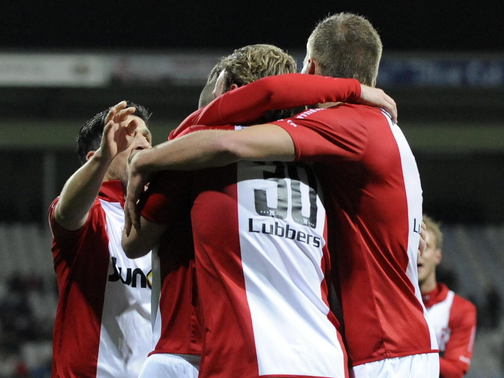 De spelers van FC Emmen vieren het openingsdoelpunt tijdens het duel met RKC Waalwijk. (19-12-2014).