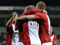 De spelers van FC Emmen vieren het openingsdoelpunt tijdens het duel met RKC Waalwijk. (19-12-2014). 