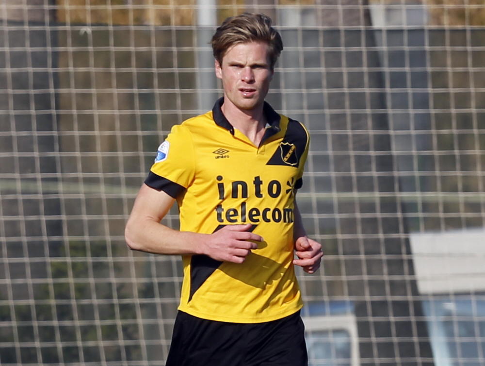 In het shirt van NAC Breda speelt Kees Luijckx een oefenwedstrijd tegen Leuven. (08-01-2015)