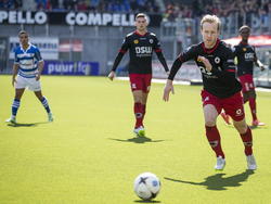 Daan Bovenberg (r.) krijgt veel ruimte en kan gaan voorzetten tijdens PEC Zwolle - Excelsior. (22-03-2015)