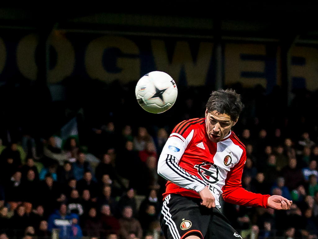 Anass Achahbar zet Feyenoord met zijn hoofd op een 1-2 voorsprong tegen FC Dordrecht. (15-03-2015)